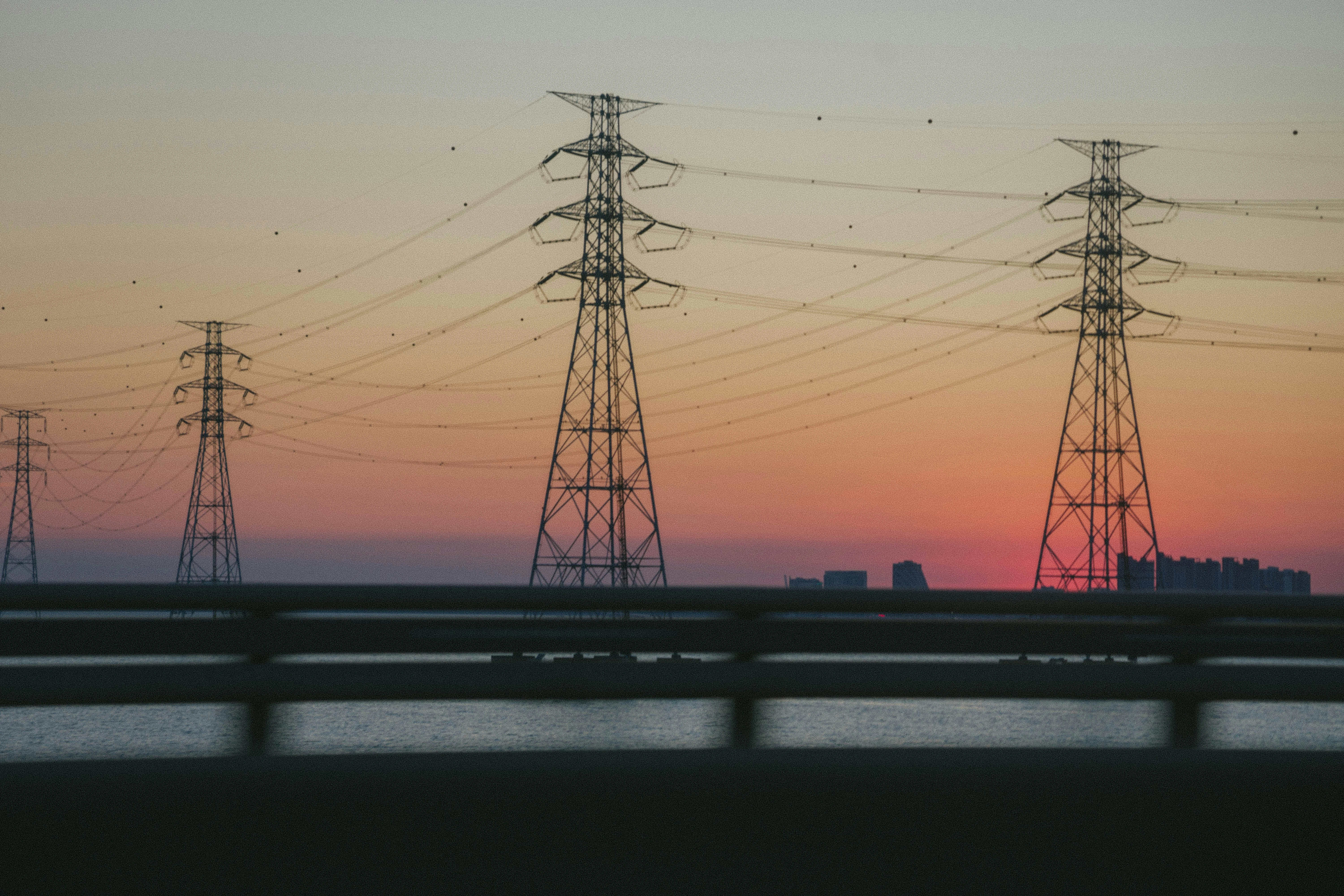 Torres de transmisión y red eléctrica con análisis técnico